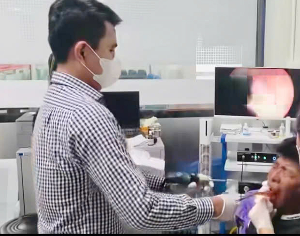 Bác sĩ gắp con cá rô còn sống trong thực quản người đàn ông quê Cà Mau - 1