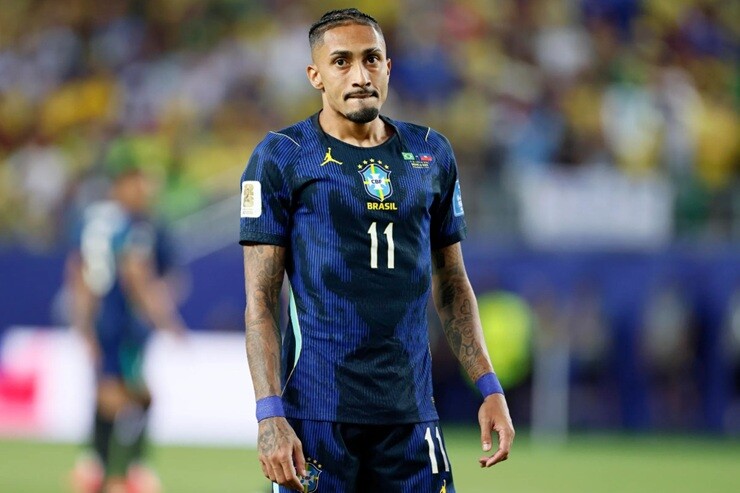 Raphinha gặp biến cố giữa World Cup: Nghi bị cha lừa tiền, vợ xinh lên tiếng - 1