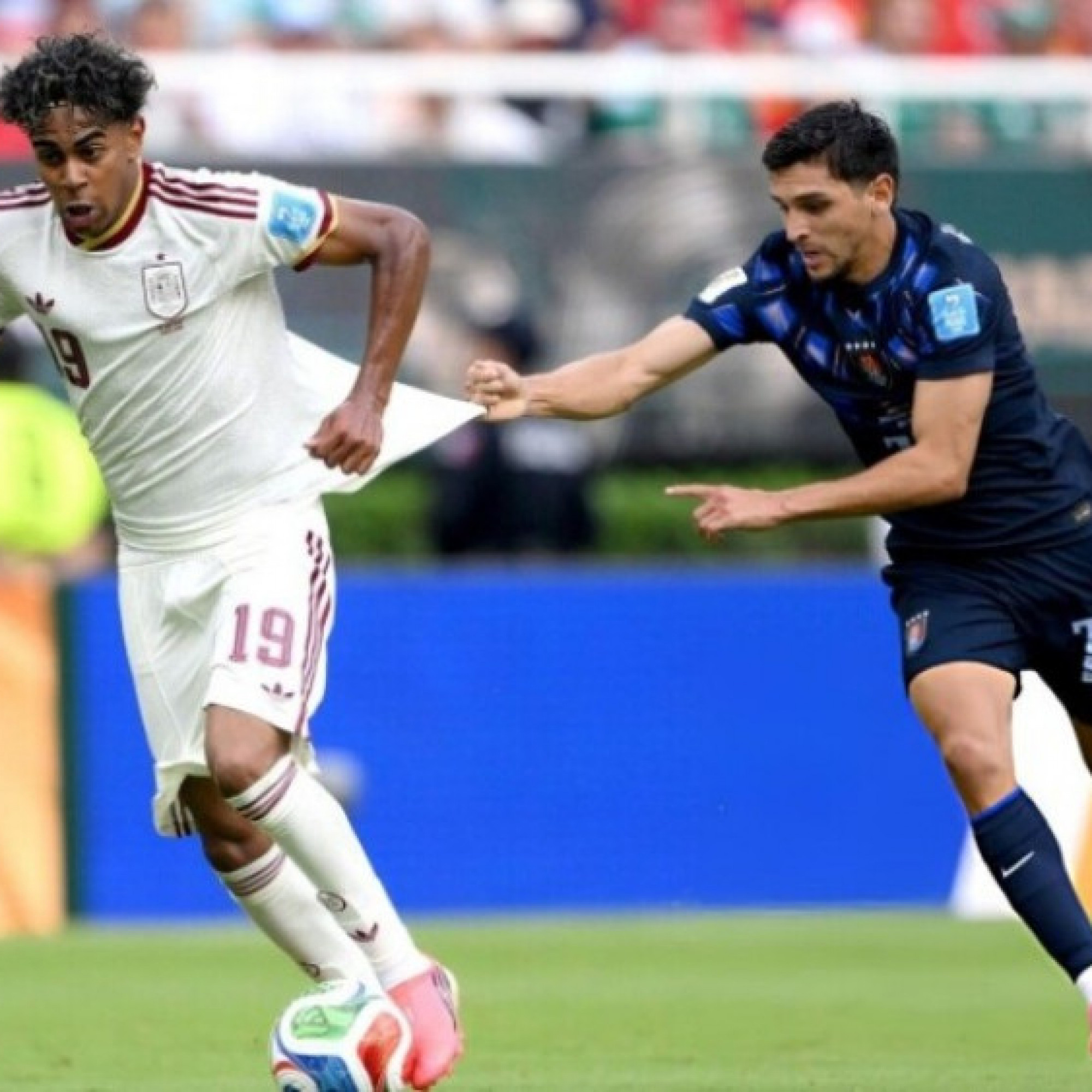  - Video bóng đá Uruguay - Tây Ban Nha: Sai lầm & thẻ đỏ, niềm vui đầu bảng (World Cup)