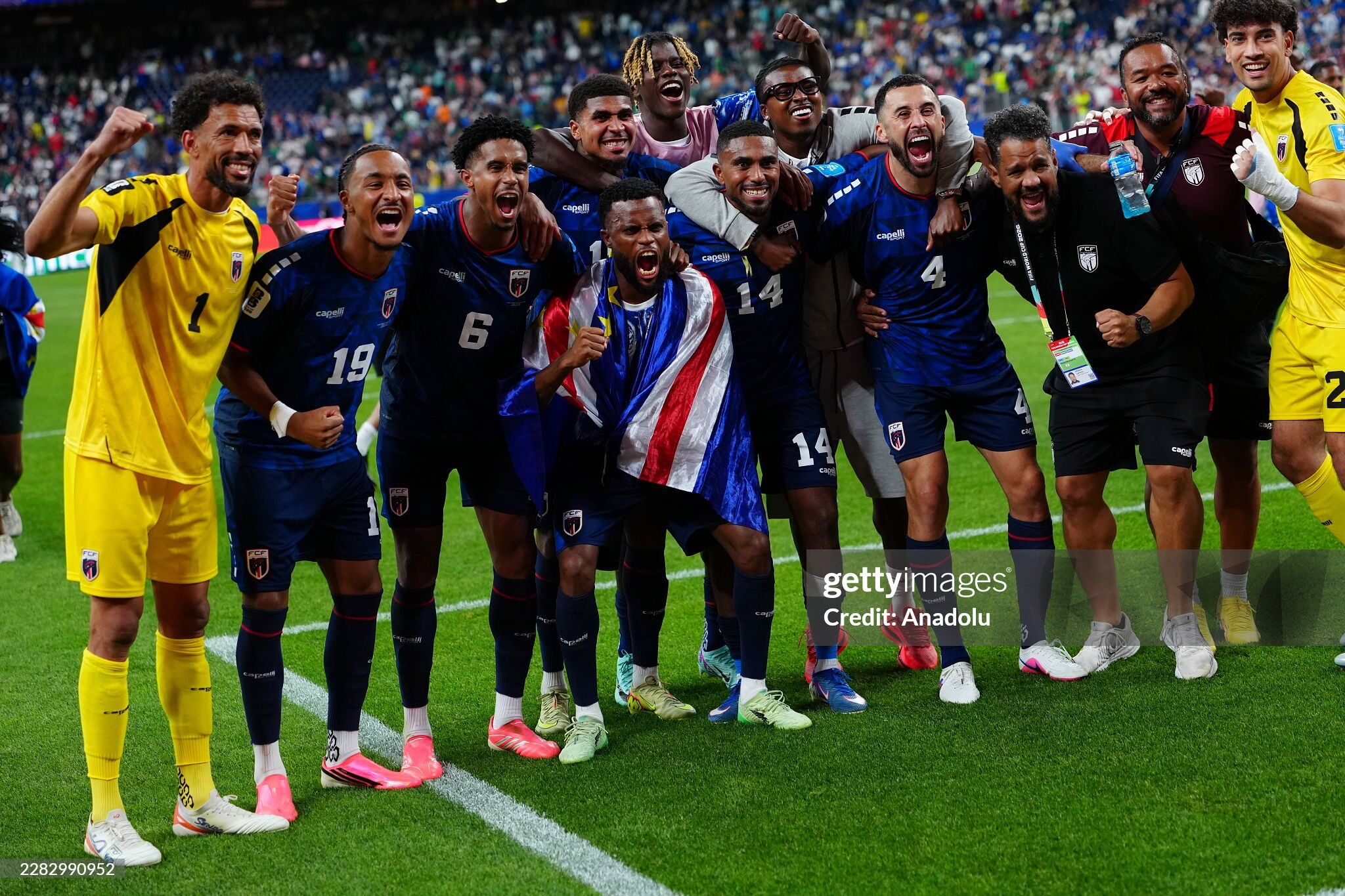 “Ngựa ô” Cape Verde gây chấn động World Cup: Bất bại vòng bảng, vỡ òa đoạt vé vàng - 2