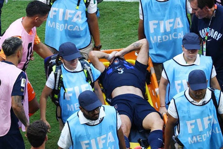 Sao MU dính chấn thương nặng, "Gã điên" Bielsa nổi cáu vì Uruguay bị loại - 1