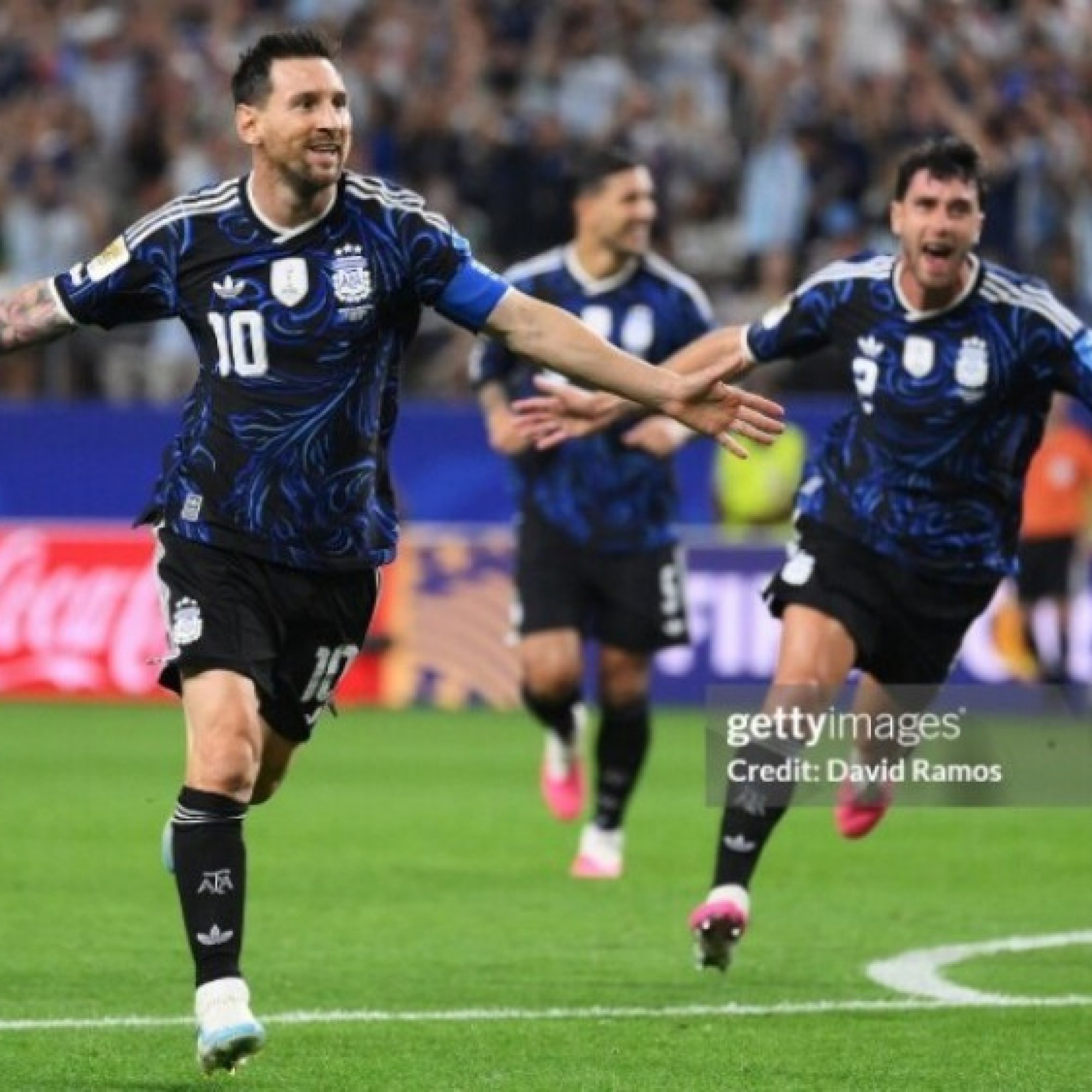  - Đỉnh cao Messi ghi siêu phẩm đá phạt: Cứ ra chân là có kỷ lục mới