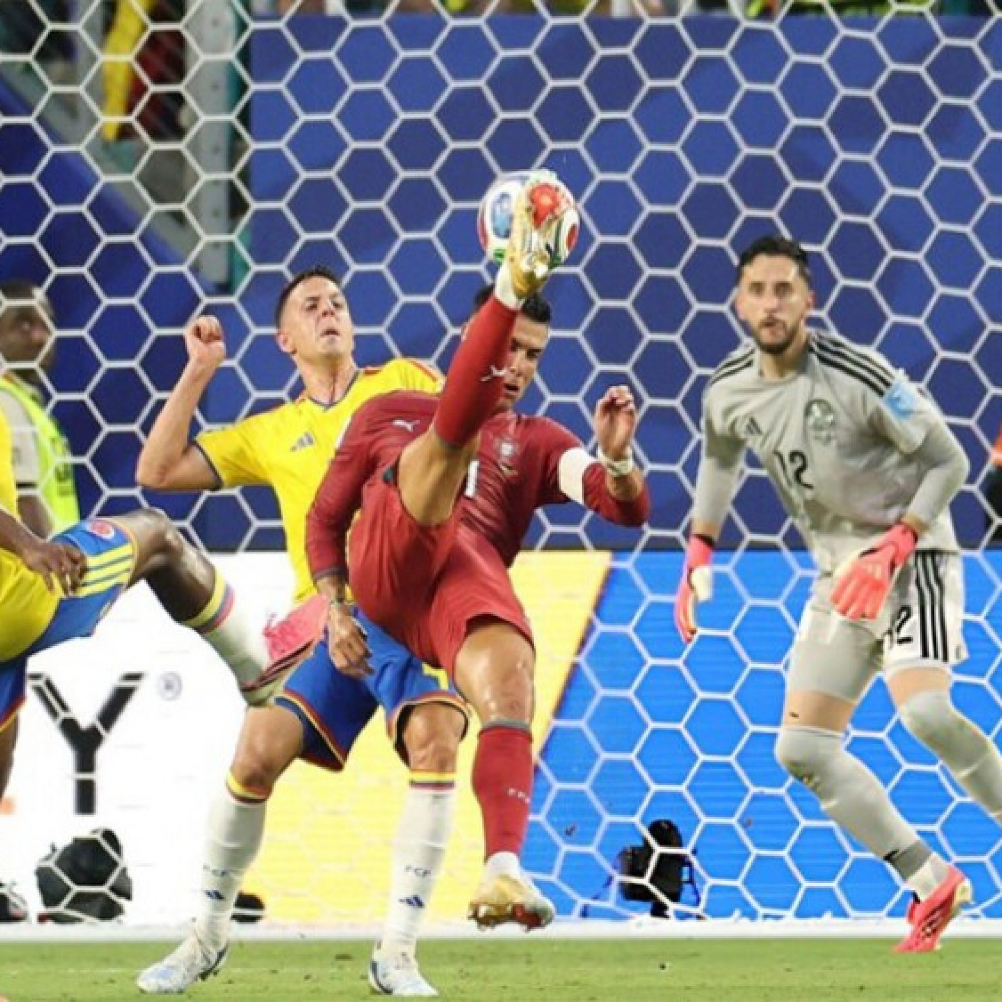  - Bồ Đào Nha vất vả đấu Colombia: Ronaldo ôm vai đau đớn, hụt siêu phẩm