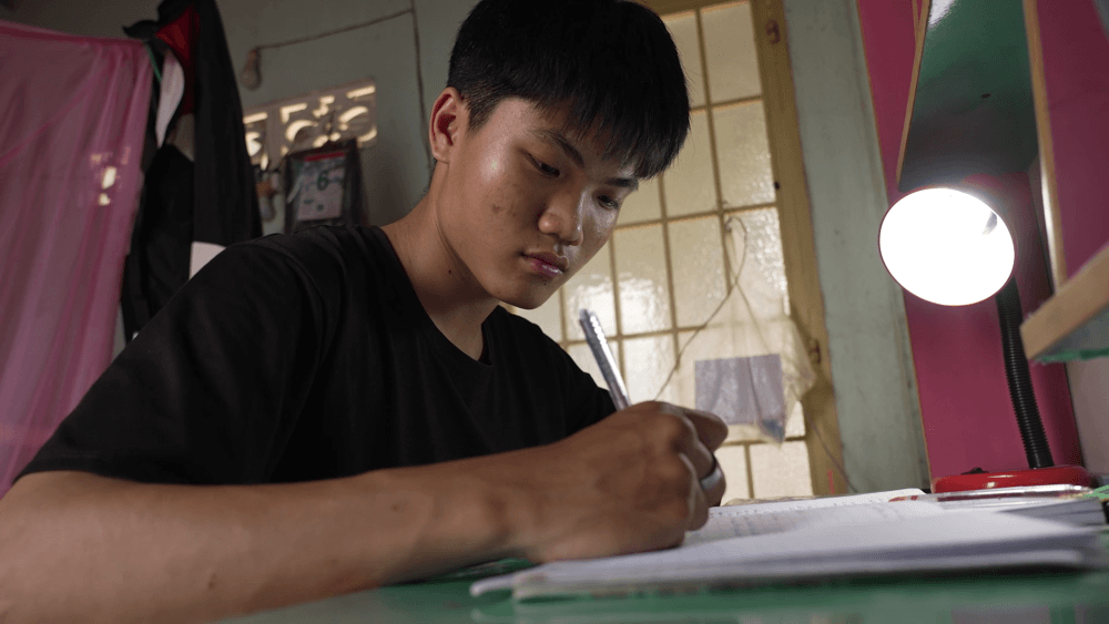 MC Đại Nghĩa bật khóc trước cậu bé sống cùng ông bà gần trăm tuổi và cha mắc bệnh tâm thần - 2