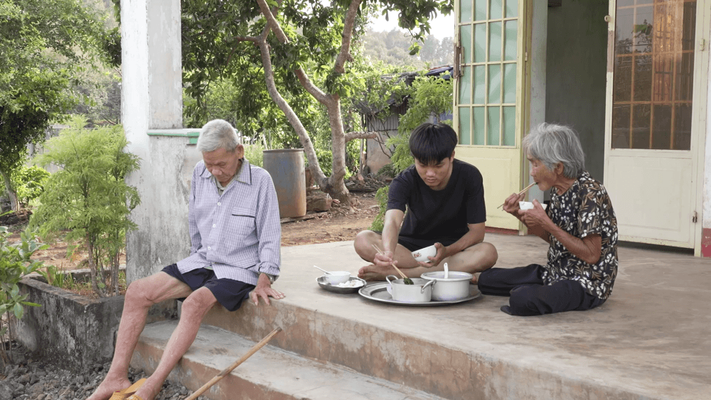 MC Đại Nghĩa bật khóc trước cậu bé sống cùng ông bà gần trăm tuổi và cha mắc bệnh tâm thần - 3