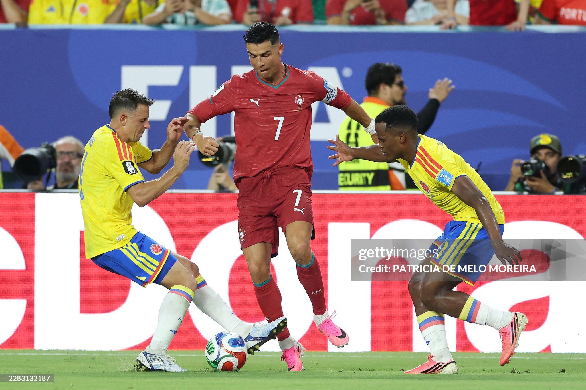 Bồ Đào Nha vất vả đấu Colombia: Ronaldo ôm vai đau đớn, hụt siêu phẩm - 9