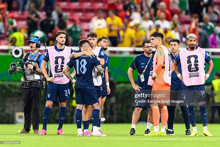 Uruguay hủy chuyến bay riêng, trừng phạt cầu thủ sau World Cup thảm họa - 1