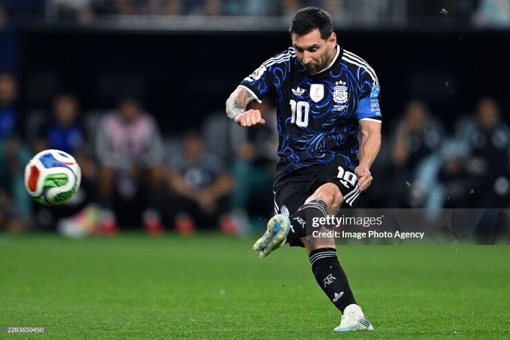 Đỉnh cao Messi ghi siêu phẩm đá phạt: Cứ ra chân là có kỷ lục mới - 1