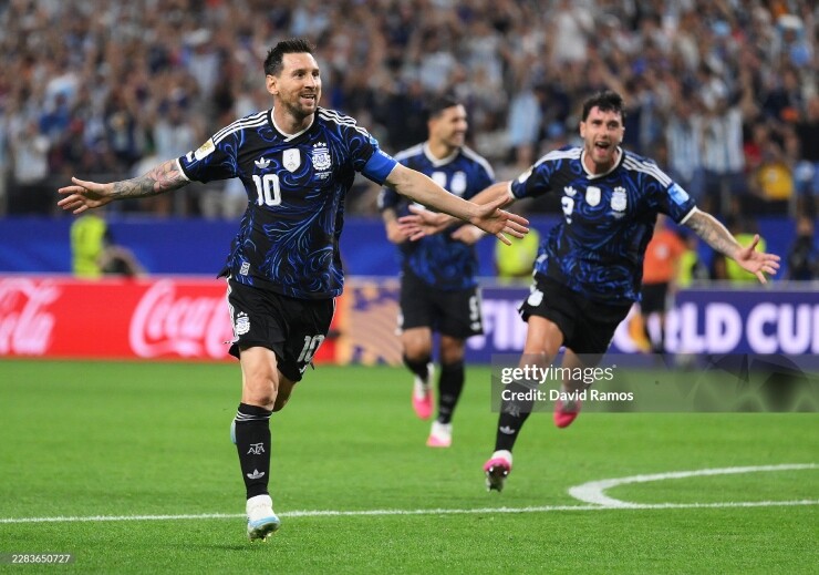 Đỉnh cao Messi ghi siêu phẩm đá phạt: Cứ ra chân là có kỷ lục mới - 2