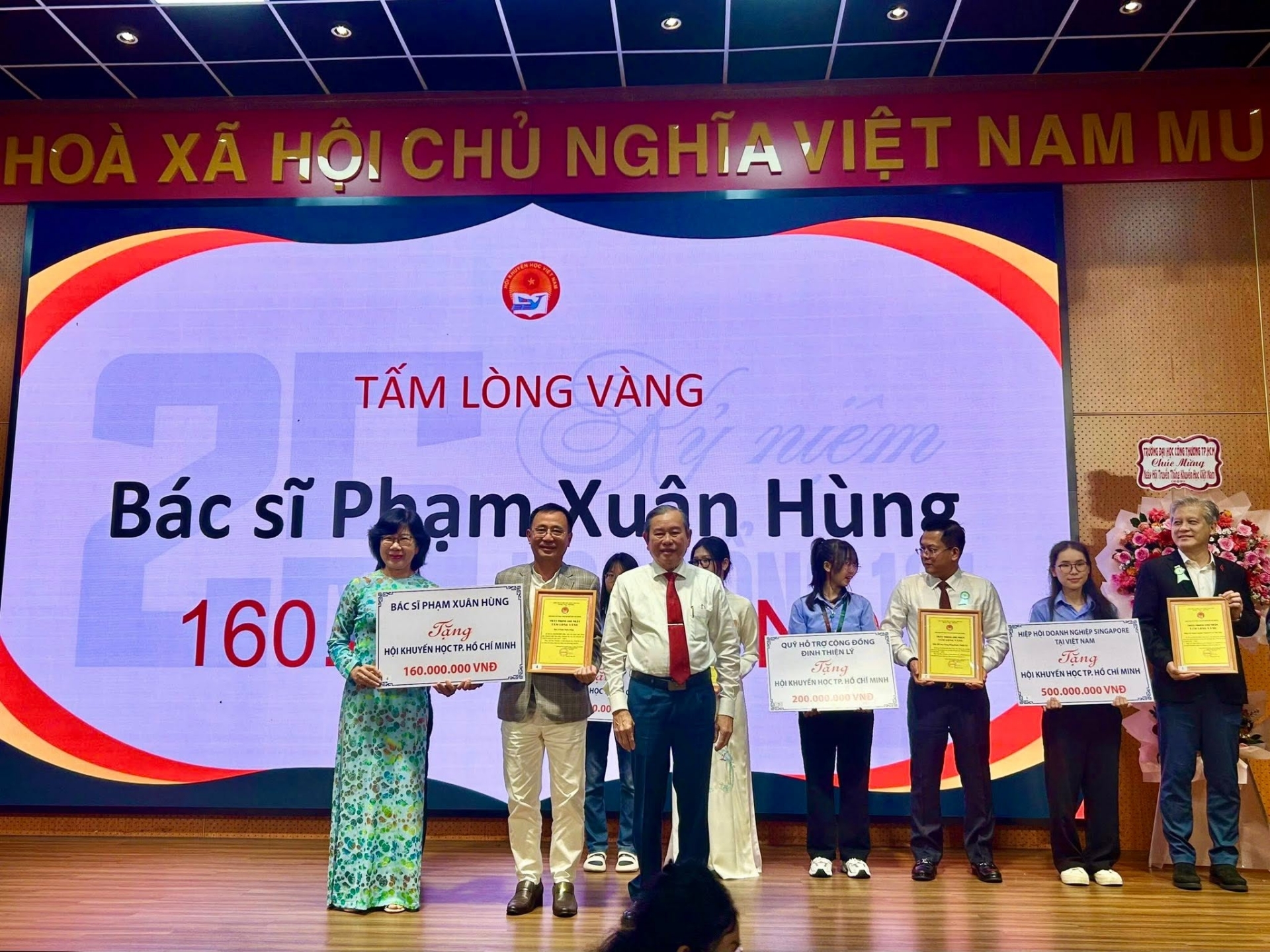 Bác sĩ Phạm Xuân Hùng: Hơn hai thập kỷ gìn giữ giá trị nghề làm đẹp bằng y đức và chuyên môn - 4