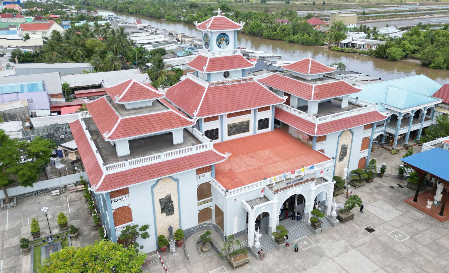 Xe dừng lưu thông qua Thánh đường Tắc Sậy trong ngày lễ tuyên phong Chân phước - 1