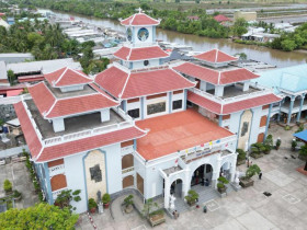  - Xe dừng lưu thông qua Thánh đường Tắc Sậy trong ngày lễ tuyên phong Chân phước