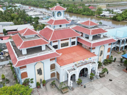 Chuyển động - Xe dừng lưu thông qua Thánh đường Tắc Sậy trong ngày lễ tuyên phong Chân phước
