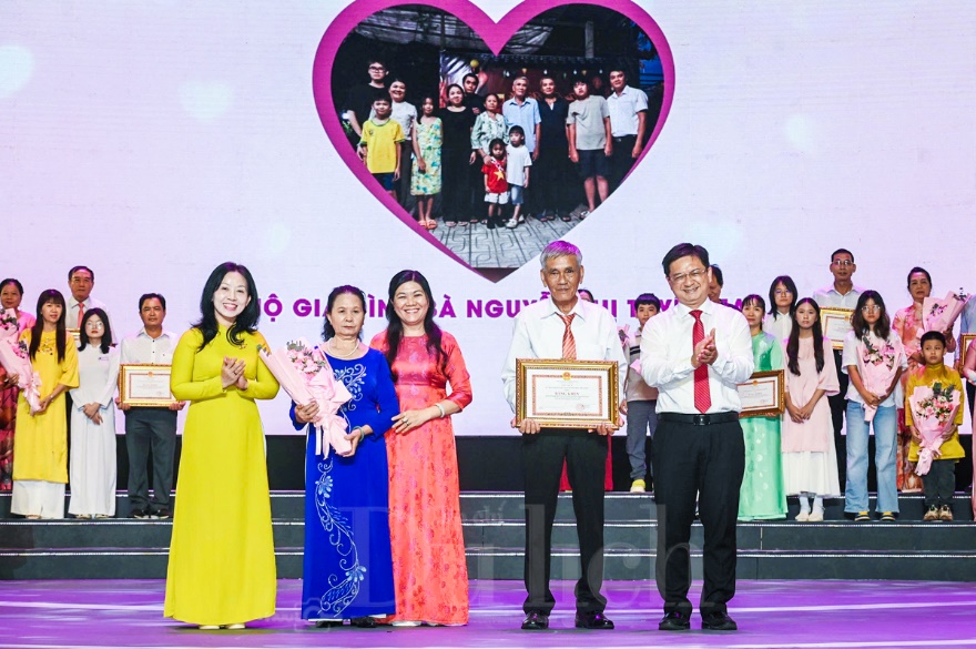 Tôn vinh các gia đình giữ lửa hạnh phúc, dựng xây thành phố nghĩa tình - 8