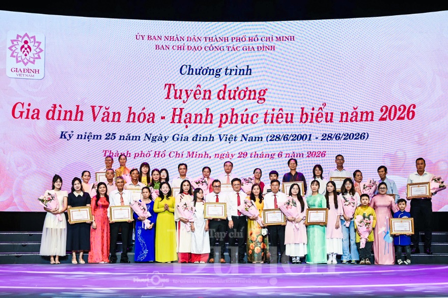 Tôn vinh các gia đình giữ lửa hạnh phúc, dựng xây thành phố nghĩa tình - 6