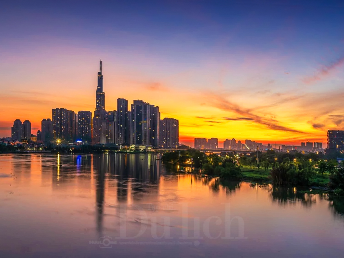 Thành phố lấp lánh sau những ô cửa hoàng hôn và lời hẹn của khách lữ hành đón nắng bình minh - 13