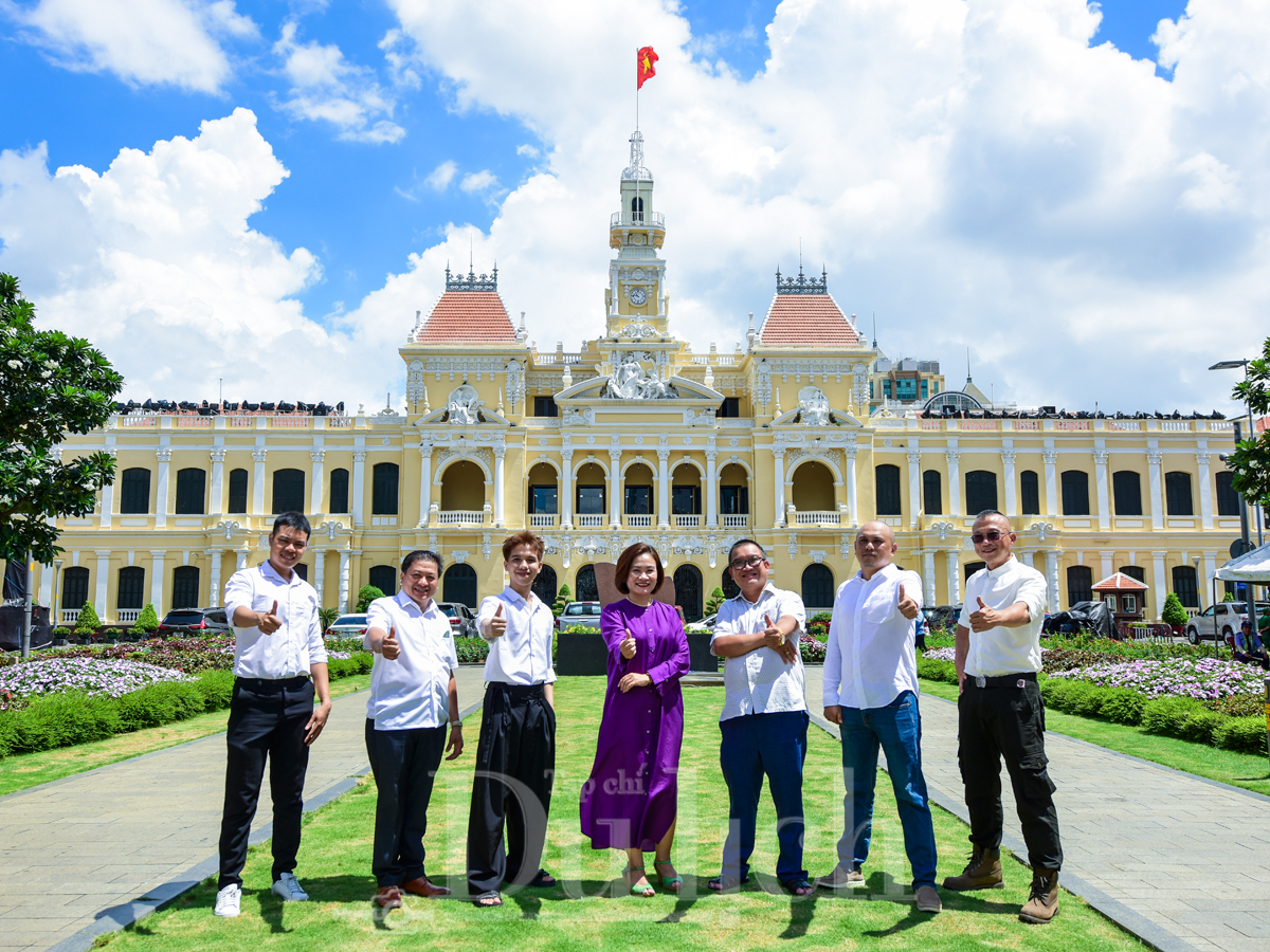 Thành phố lấp lánh sau những ô cửa hoàng hôn và lời hẹn của khách lữ hành đón nắng bình minh - 1