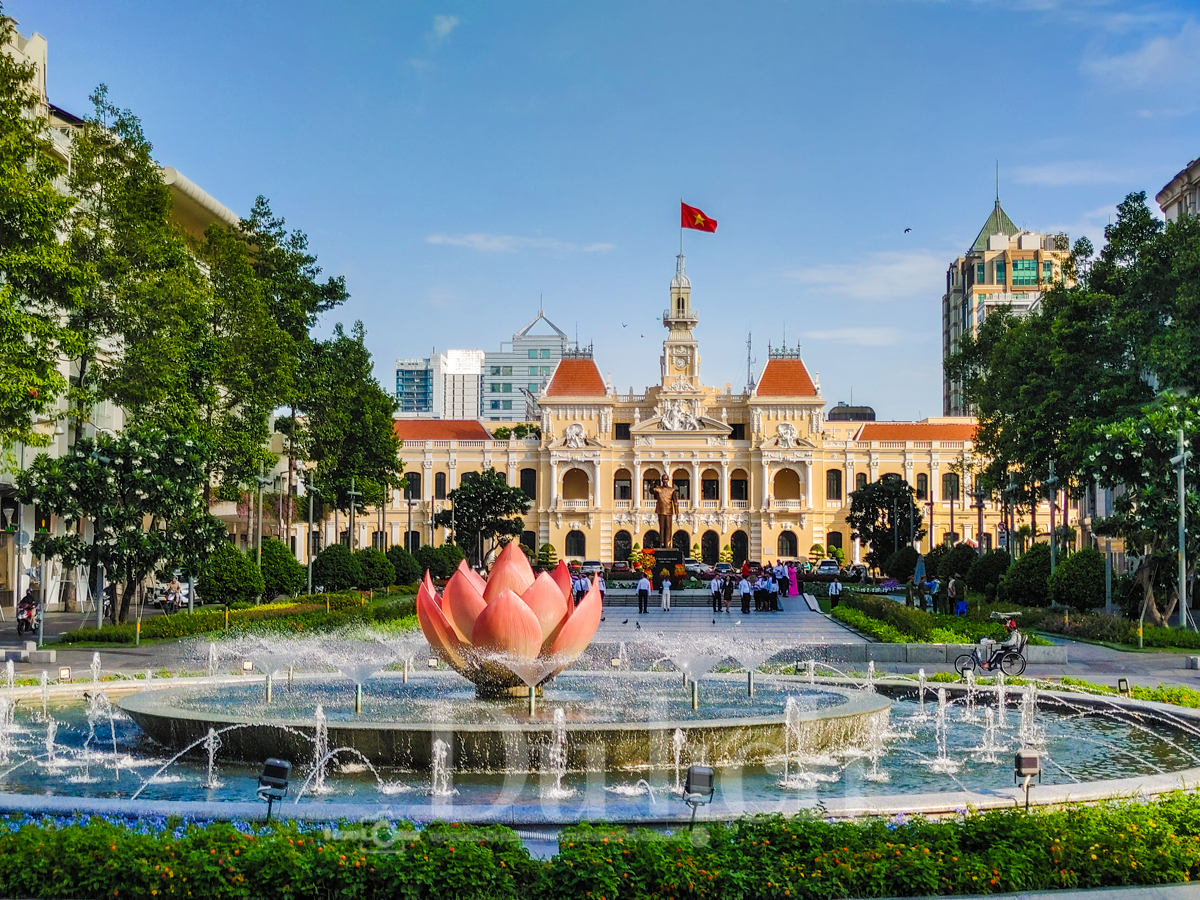 Thành phố lấp lánh sau những ô cửa hoàng hôn và lời hẹn của khách lữ hành đón nắng bình minh - 4