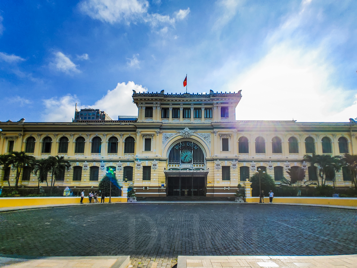 Thành phố lấp lánh sau những ô cửa hoàng hôn và lời hẹn của khách lữ hành đón nắng bình minh - 9