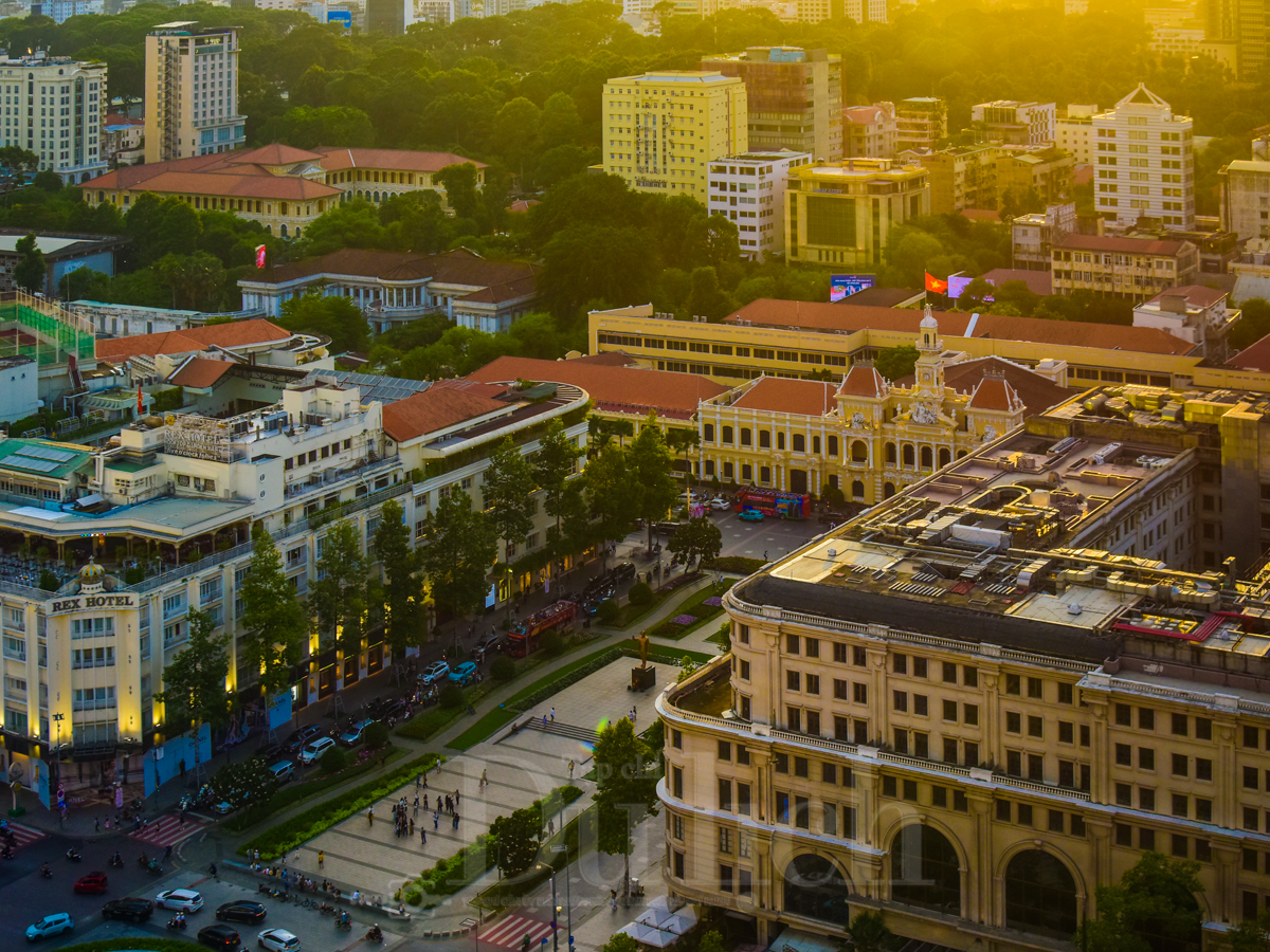 Thành phố lấp lánh sau những ô cửa hoàng hôn và lời hẹn của khách lữ hành đón nắng bình minh - 6