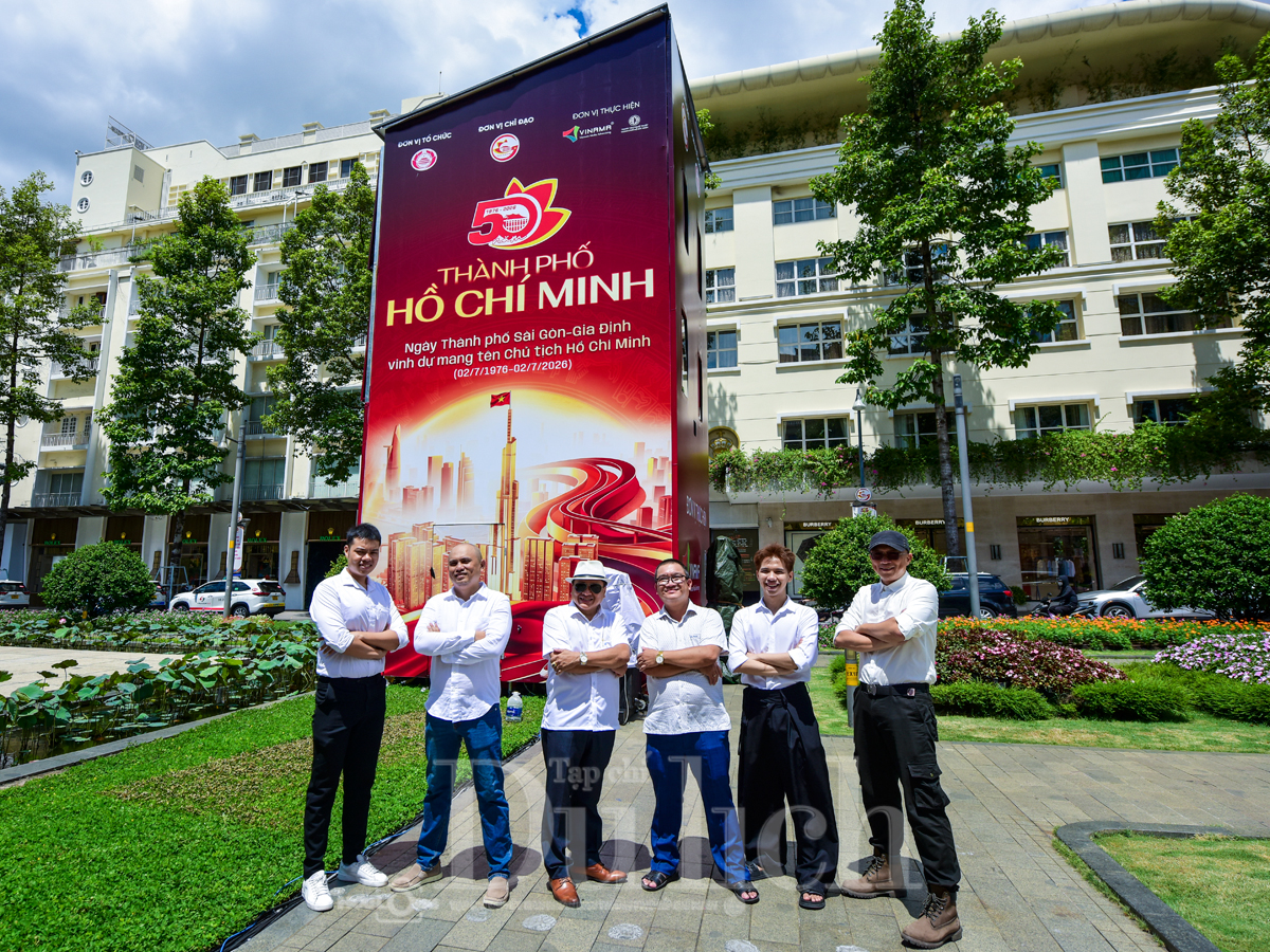 Thành phố lấp lánh sau những ô cửa hoàng hôn và lời hẹn của khách lữ hành đón nắng bình minh - 2