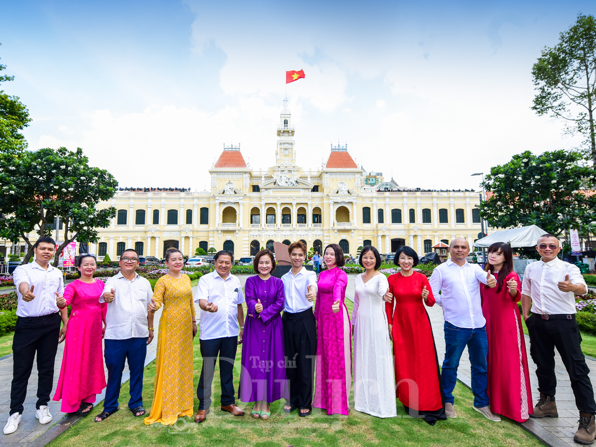 Thành phố lấp lánh sau những ô cửa hoàng hôn và lời hẹn của khách lữ hành đón nắng bình minh - 3