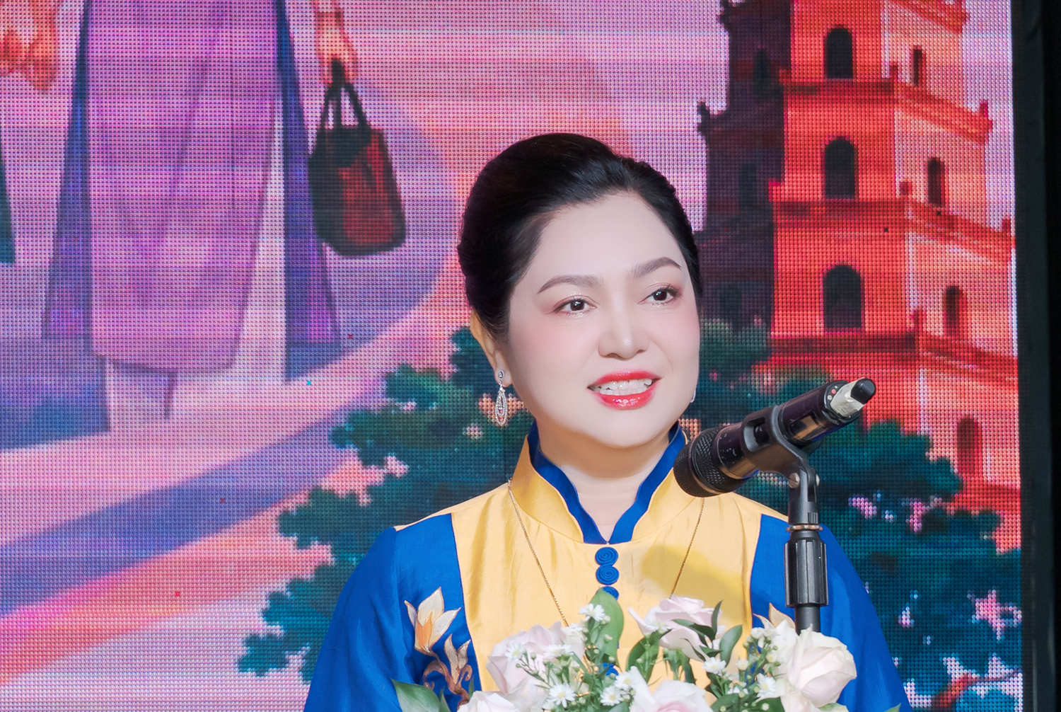 Doanh nhân Đoàn Bạch Phụng – Một trong những phụ nữ mặc áo dài đẹp nhất sự kiện “Áo dài gắn kết gia đình Việt” - 2