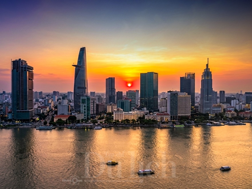 Thành phố lấp lánh sau những ô cửa hoàng hôn và lời hẹn của khách lữ hành đón nắng bình minh - 14