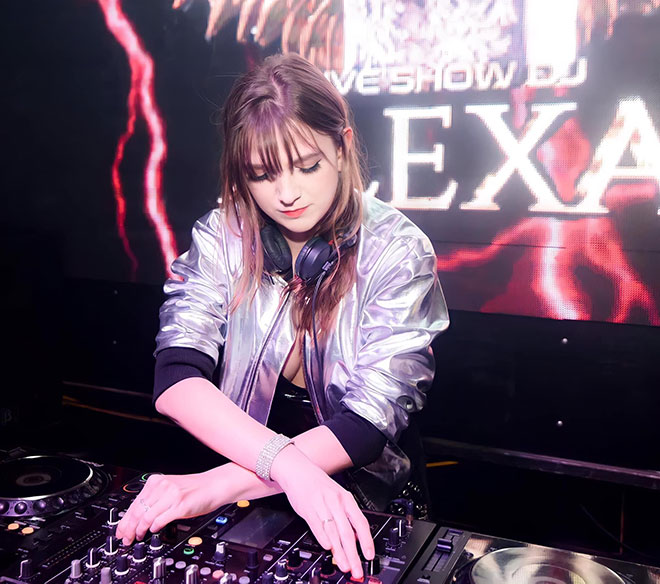 Nữ DJ nóng bỏng “đốn tim” fan Việt, cổ vũ Ukraine đánh bại tuyển Anh - 1
