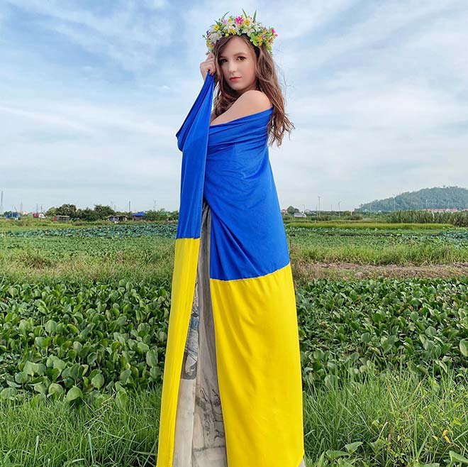 Nữ DJ nóng bỏng “đốn tim” fan Việt, cổ vũ Ukraine đánh bại tuyển Anh - 2