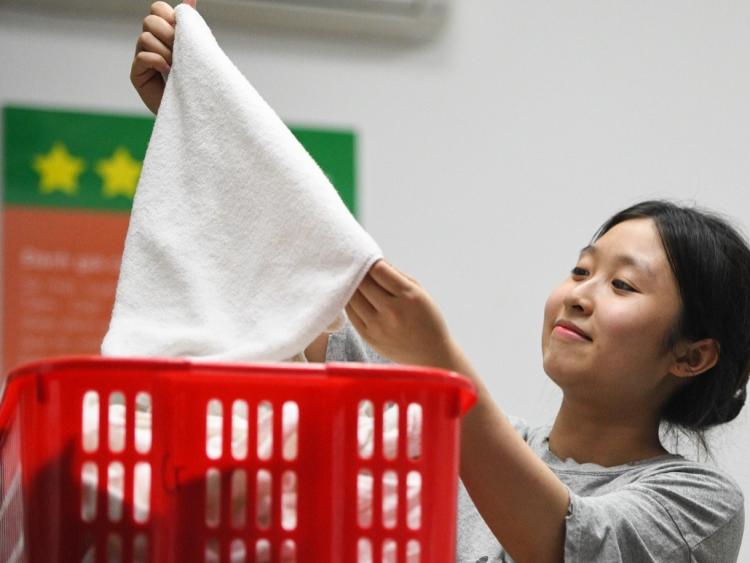 Cô gái khiếm thính giặt quần áo, kiếm tiền thực hiện ước mơ tới Hàn Quốc