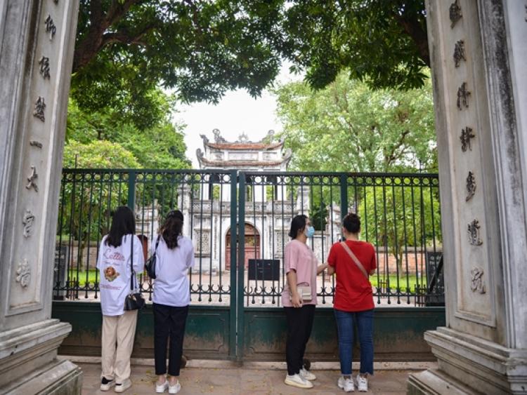 Hà Nội: Sĩ tử đội nắng đến Văn Miếu cầu may trước ngày thi tốt nghiệp THPT Quốc gia