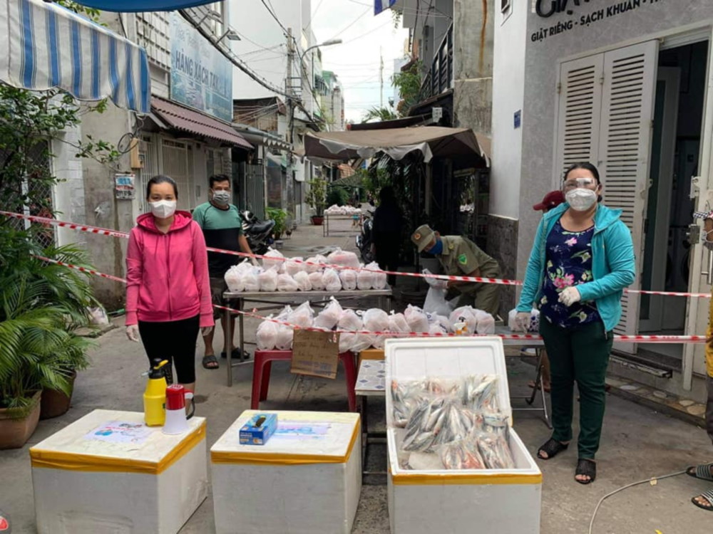 Người dân ở khu phong tỏa TP.HCM nhận cá biển từ Quảng Bình - 6