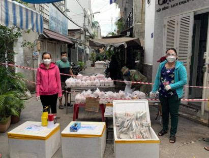 Chuyển động - Người dân ở khu phong tỏa TP.HCM nhận cá biển từ Quảng Bình