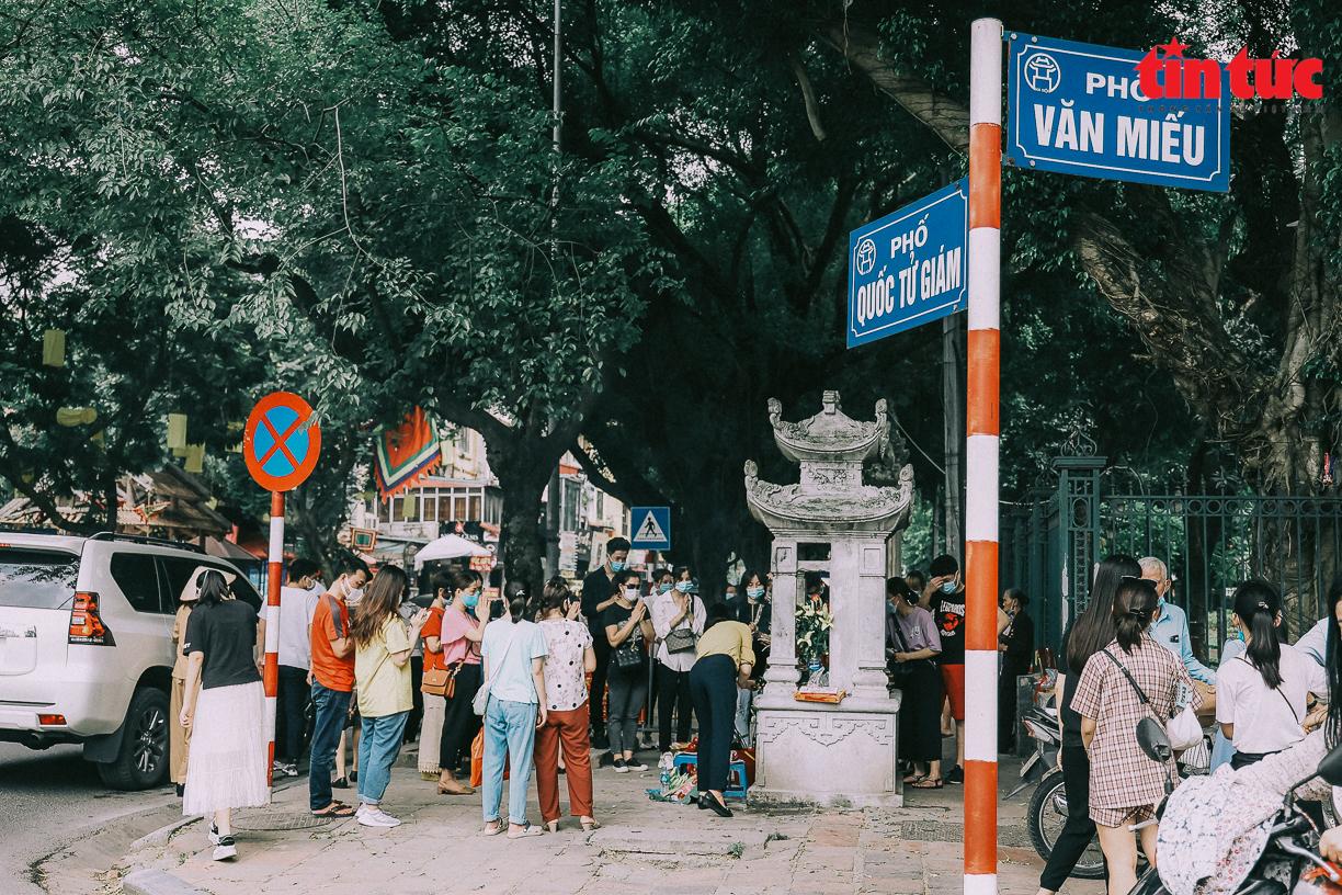 Hà Nội: Sĩ tử đội nắng đến Văn Miếu cầu may trước ngày thi tốt nghiệp THPT Quốc gia - 1