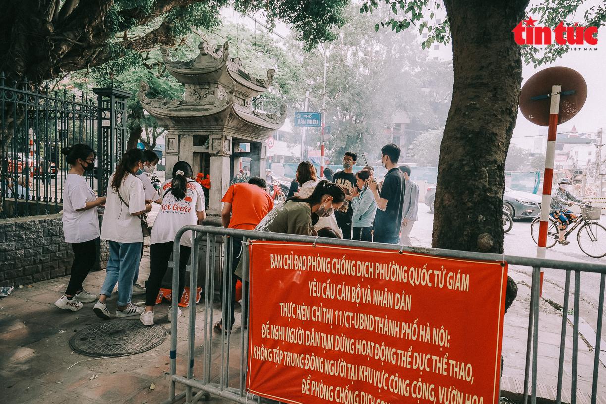 Hà Nội: Sĩ tử đội nắng đến Văn Miếu cầu may trước ngày thi tốt nghiệp THPT Quốc gia - 3