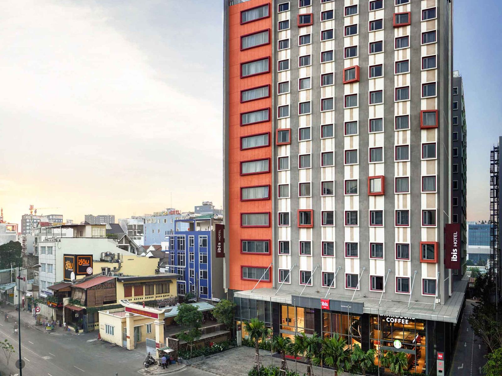 Nhu cầu khách sạn cách ly tại TP HCM đang tăng cao - 1