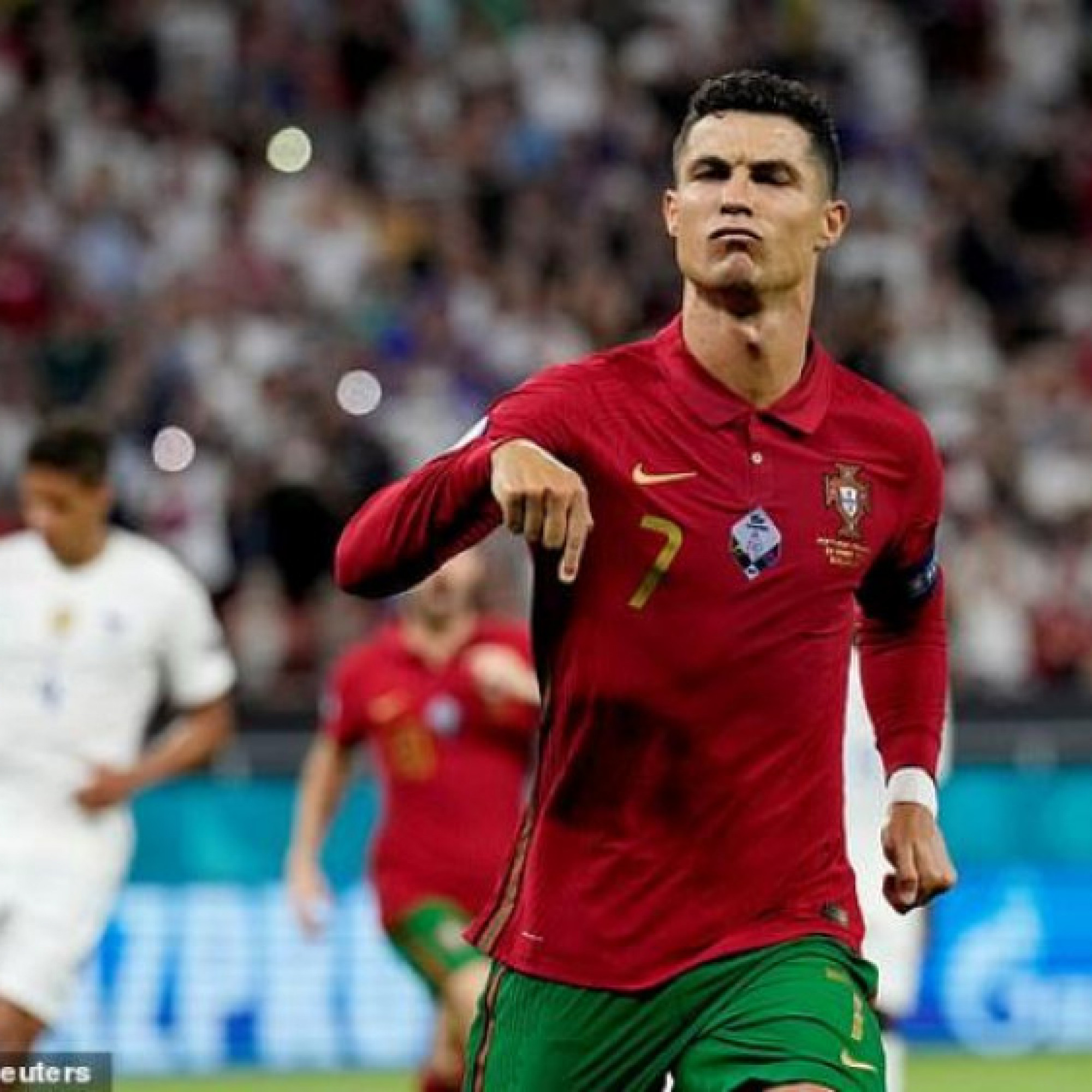Thể thao - Ronaldo siêu giàu mở khách sạn thứ 4, lo Harry Kane &quot;cướp&quot; Giày vàng EURO