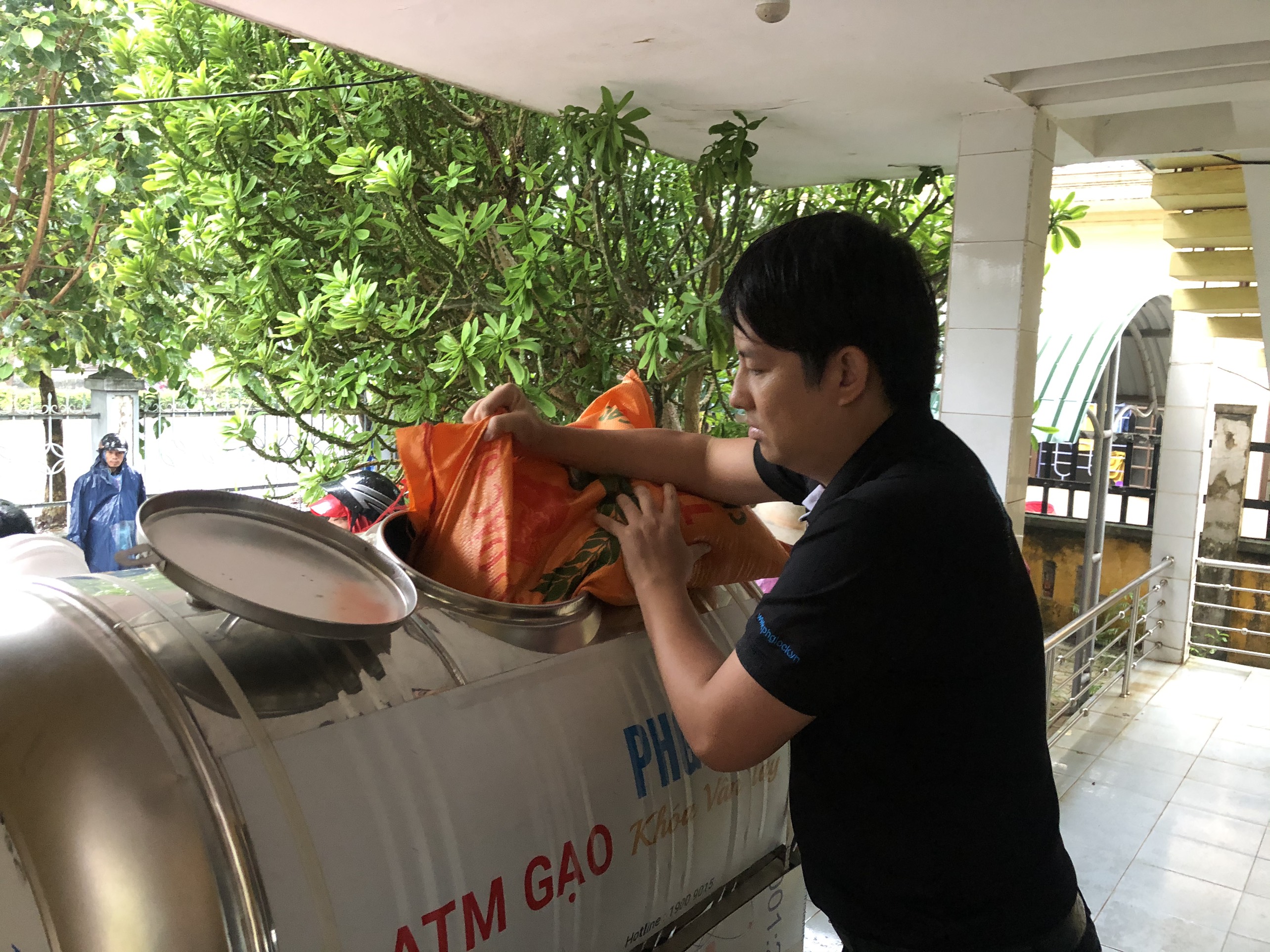 “Cha đẻ” ATM gạo bán xe giúp người nghèo no bụng mùa dịch - 4