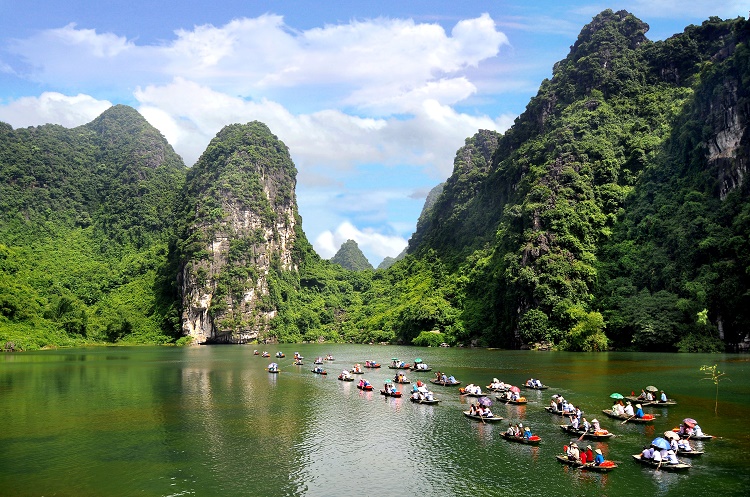 Trong 6 tháng, khách du lịch tại Việt Nam đạt 30,5 triệu lượt - 1