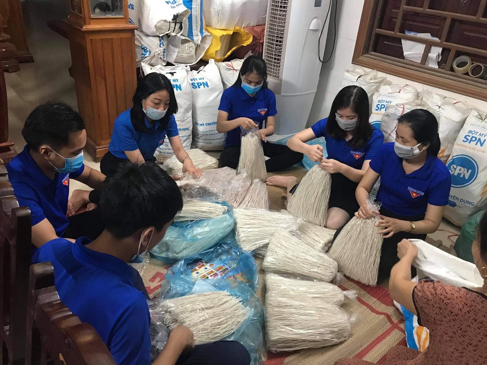 Giới trẻ Quảng Bình làm cháo canh đặc sản gửi tặng khu cách ly TP.HCM - 1