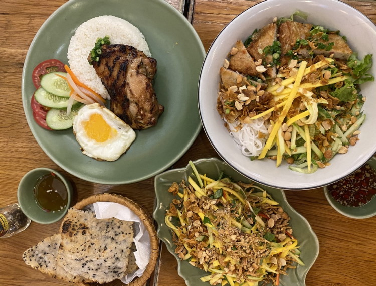 Giới trẻ loay hoay vào bếp khi TP.HCM dừng bán đồ ăn mang về