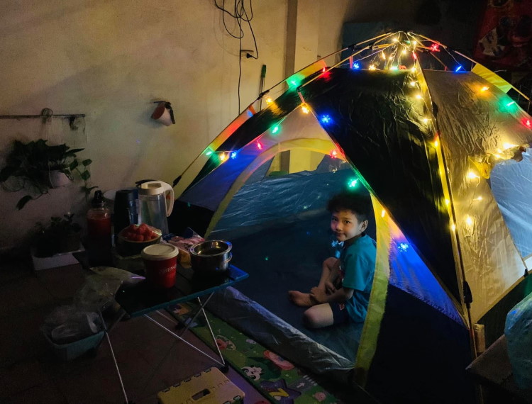 Ở nhà mùa dịch: Cắm trại trên sân thượng vui không tưởng