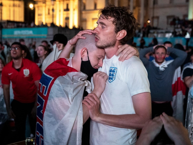 CĐV Anh thất vọng tràn trề sau chung kết EURO: Vợ đẹp Harry Kane rơi nước mắt - 1