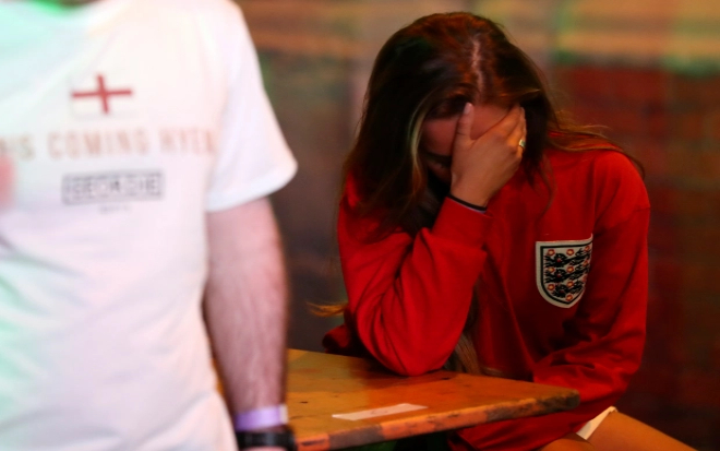 CĐV Anh thất vọng tràn trề sau chung kết EURO: Vợ đẹp Harry Kane rơi nước mắt - 6