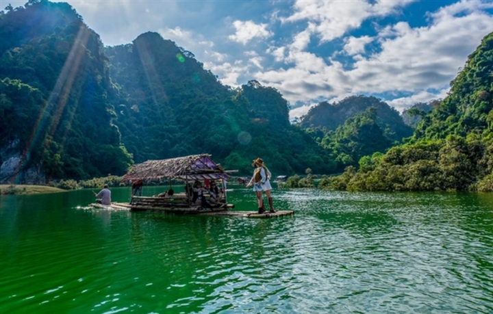 Gần Hà Nội có một thảo nguyên đổi cảnh theo mùa, xách ba lô đi ngay khi hết dịch - 4