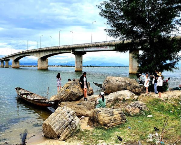 Cầu Tam Giang, điểm “check- in” quen mà lạ - 2