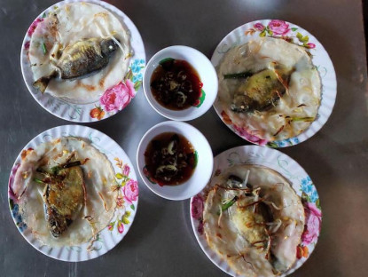 Ăn gì - Về đầm Chuồn xứ Huế thưởng thức món bánh khoái cá Kình độc lạ