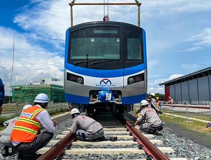 Chuyển động - Đoàn tàu số 6 và số 7 tuyến Metro số 1 đã cập bến TP.HCM