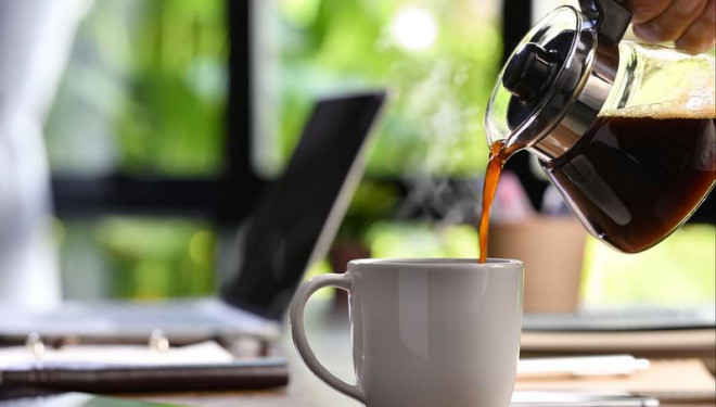 Uống cà phê mỗi ngày có thể làm giảm nguy cơ nhiễm COVID-19? - 1